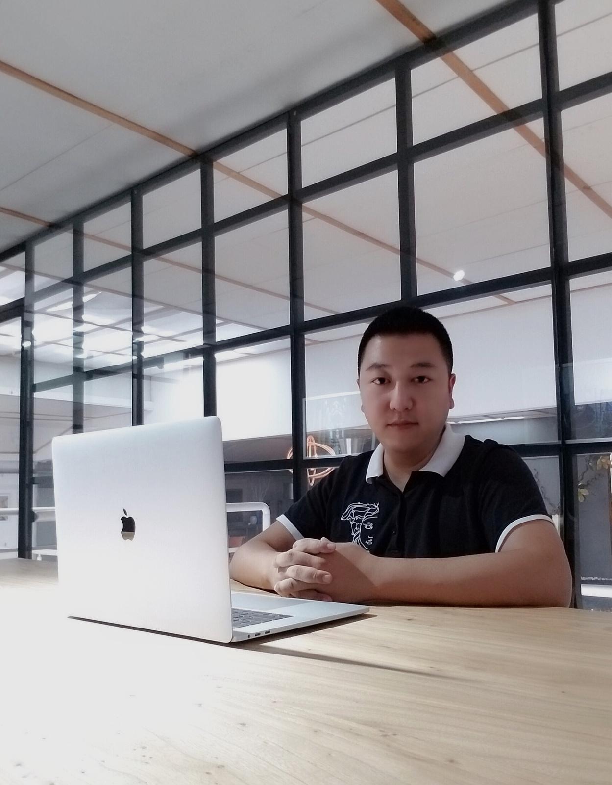 蹦着走路的小胖子